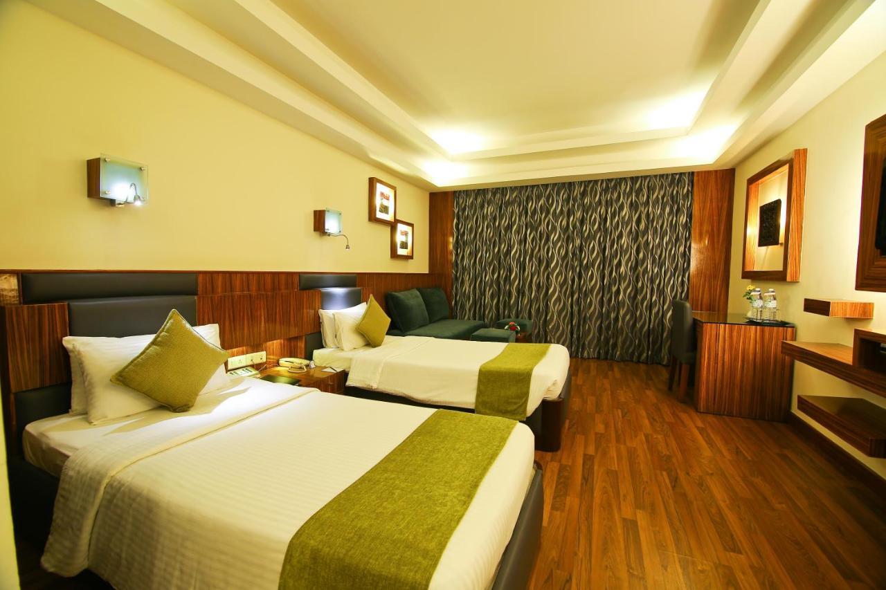 Hotel Gokulam Park Kochi Exterior foto